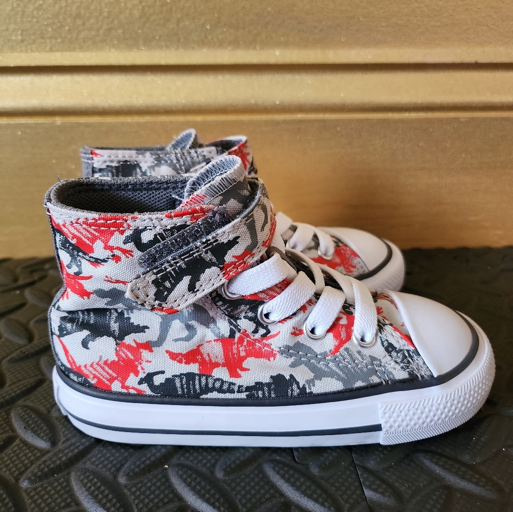Toddler size 7 converse sneakers